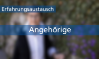Zwei Textbanner über einem verschwommenen Bild einer Person: Erfahrungsaustausch: Angehörige