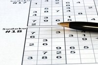 Grille de sudoku, avec un stylo posé dessus