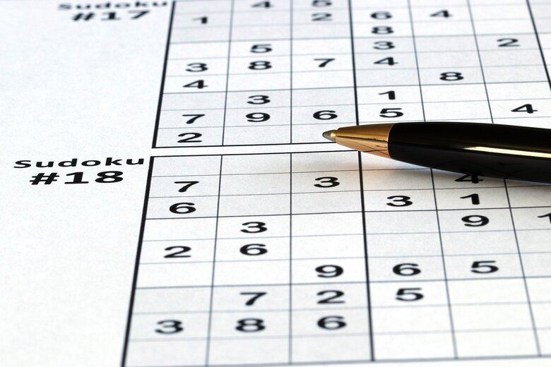 Grille de sudoku, avec un stylo posé dessus