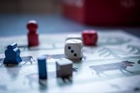 Ein Brettspiel mit Figuren und Würfel