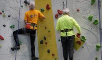 Zwei Männer klettern an der Kletterwand 