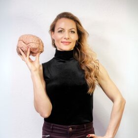 Une femme porte un faux cerveau