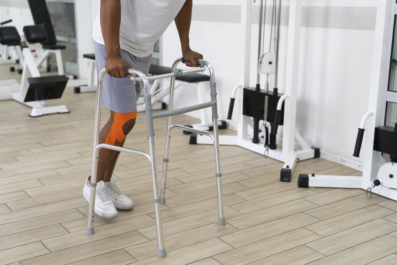 Centre Rencontres Homme avec une blessure faisant des exercices