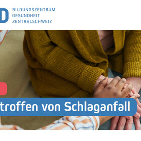 Seminar XUND Eine sitzende Person hat beide Hände auf ihrem Oberschenkel übereinandergelegt. Eine zweite Person legt ihre Hand darüber. Zuoberst das Logo von XUND: Bildungszentrum Gesundheit Zentralschweiz. Am unteren Bildrand der Text: Seminar. Mitbetroffen von Schlaganfall