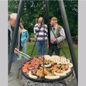 Pique-nique Grillades avec personnes en arrière-plan