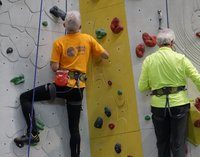 [Bitte in "Französich" uebersetzen:] Zwei Männer erklimmen eine Kletterwand