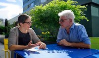 Barbara Schiffmann, Teilnehmerkoordination der Studie, im Gespräch mit dem Teilnehmer Andreas Ulrich. Foto: Petra Kurmann