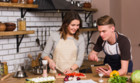 Une femme et un adolescent cuisinent ensemble