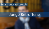 Zwei Textbanner über einem verschwommenen Bild einer Person: Erfahrungsaustausch: Junge Betroffene