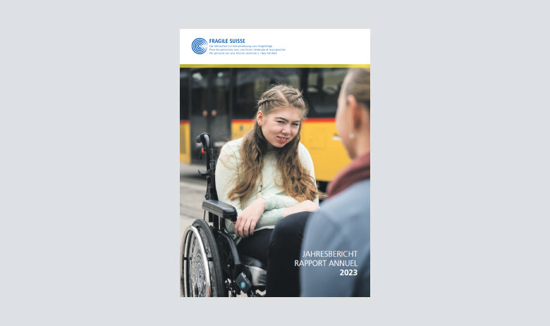 Cover des Jahresbericht 2023. Eine junge Frau im Rollstuhl ist im Gespräch mit einer Person, die nur teilweise zu sehen ist. Im Hintergrund fährt ein Postauto durch.