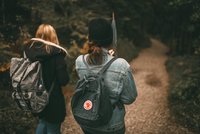 Deux femmes de dos marchant en forêt