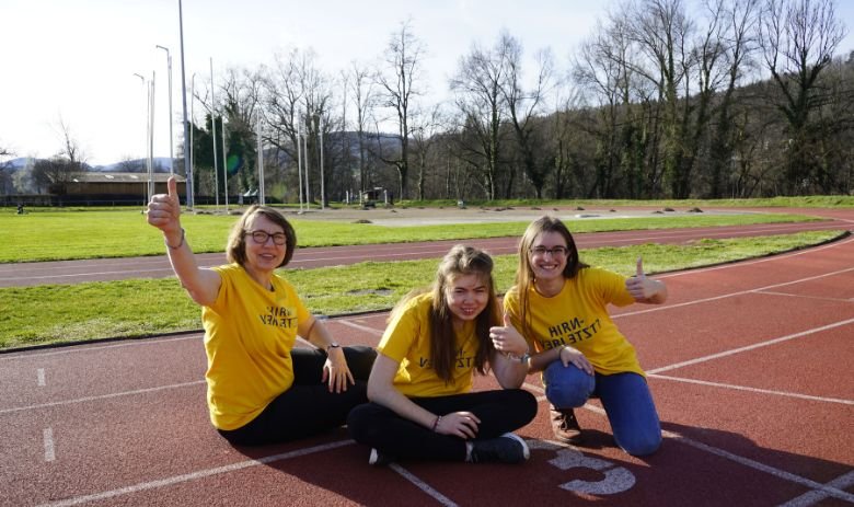 Organisatorinnen und Teilnehmerin Magali im Leichtathletiksation