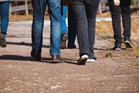 Plusieurs paires de jambes en train de marcher