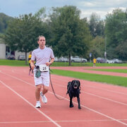 Ein Läufer mit seinem Blindenführhund.