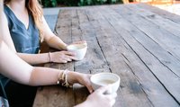 Zwei Personen beim Kaffee trinken. 