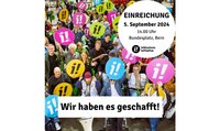 Im Vordergrund steht schwarzer Text auf weissem Hintergrund: "Wir haben es geschafft!" und "Einreichung: 5. September 2024, 14.00 Uhr, Bundesplatz, Bern". Im Hintergrund ein Gruppenfoto von der Lancierung der Inklusions-Initiative. Es zeigt engagierte Menschen mit und ohne sichtbare Behinderungen, die sich für mehr Inklusion einsetzen und runde Plakate mit den Farbigen Symbolen der Initiative hochhalten (i!).