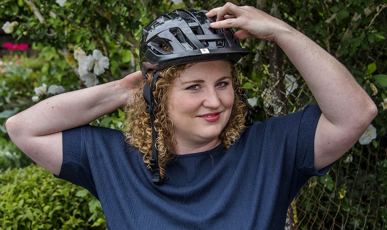 Stefanie F. Stefanie F. portant un casque de vélo