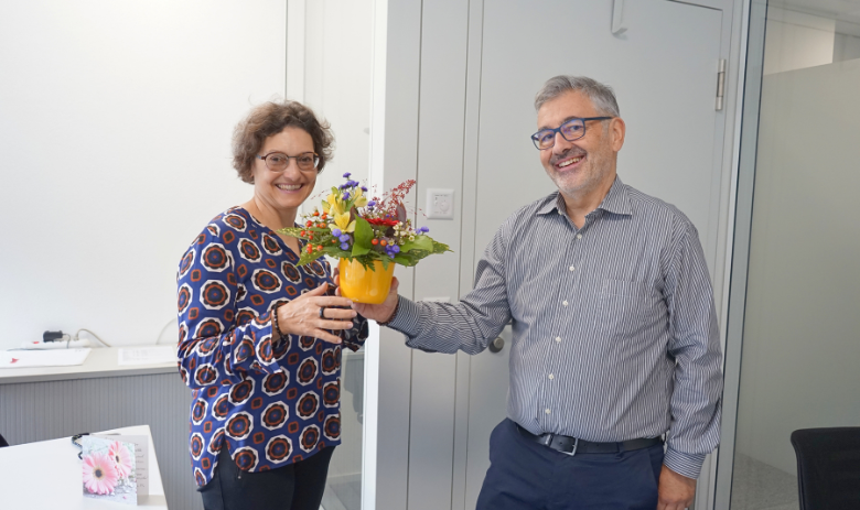 Martin D. Rosenfeld überreicht Blumen an Priska Fritsche