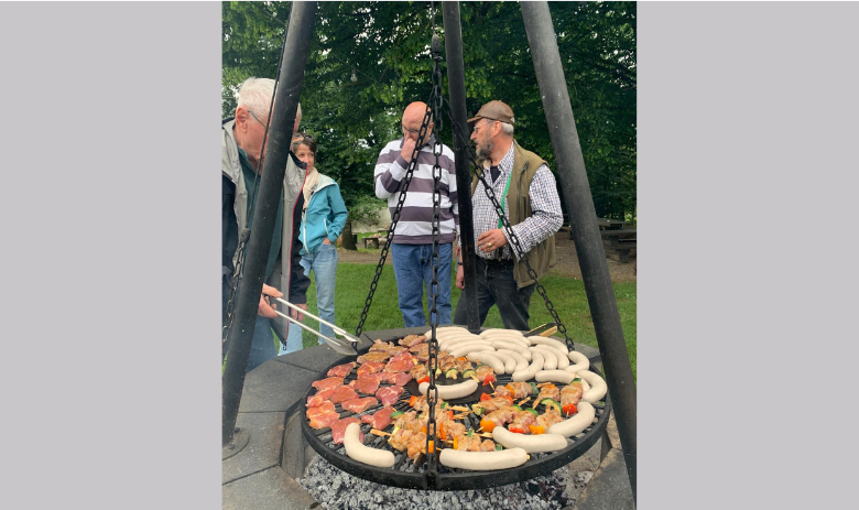 Pique-nique Grillades avec personnes en arrière-plan