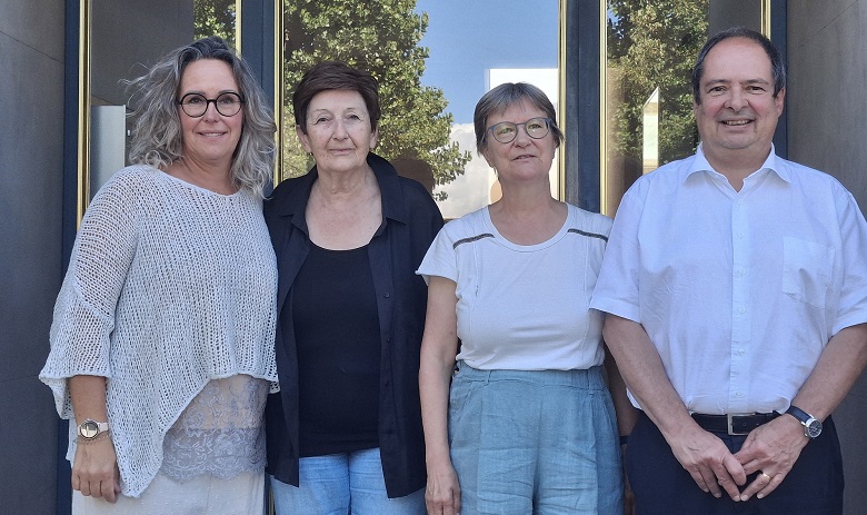 Nouveau comité Quatre personnes regardent la photographe