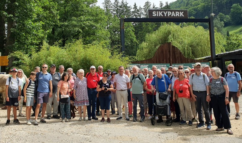 Vereinsreise FRAGILE Aargau Foto einer grossen Gruppe in der Natur.