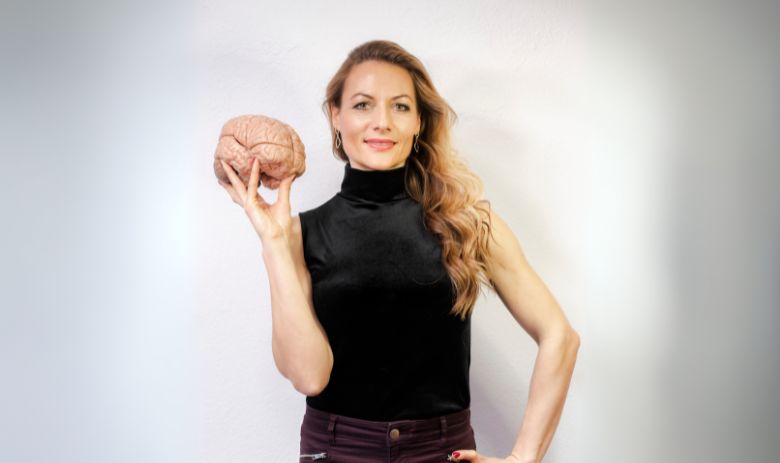 Une femme porte un faux cerveau