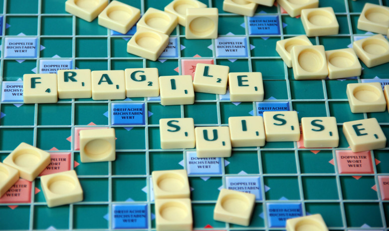 Lettres de scrabble formant les mots FRAGILE Suisse