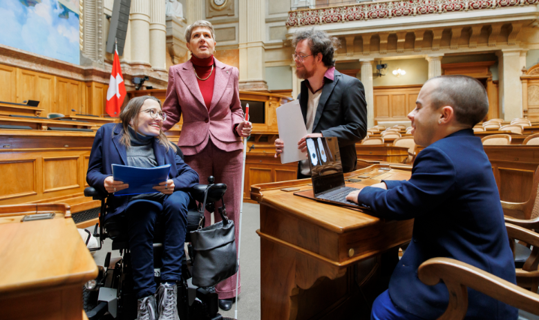  Des personnes en situation de handicap dans la salle du Conseil national.