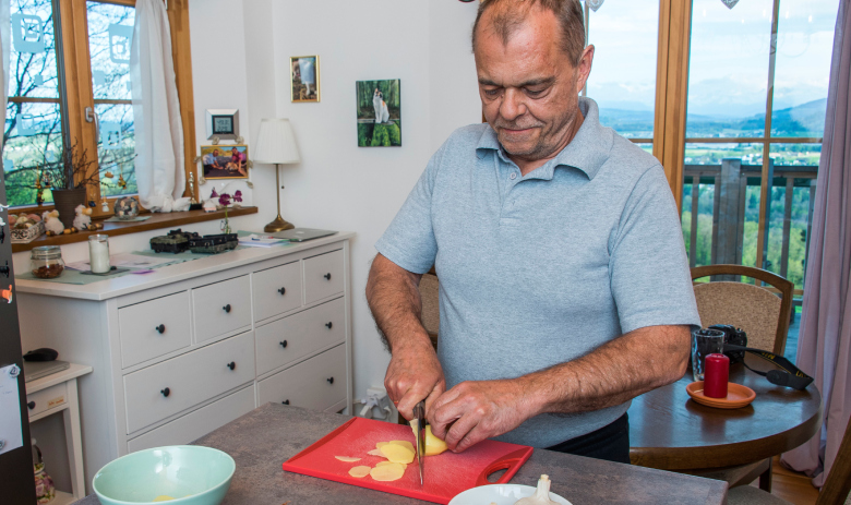 Portrait Mike B Un homme coupe une pomme de terre