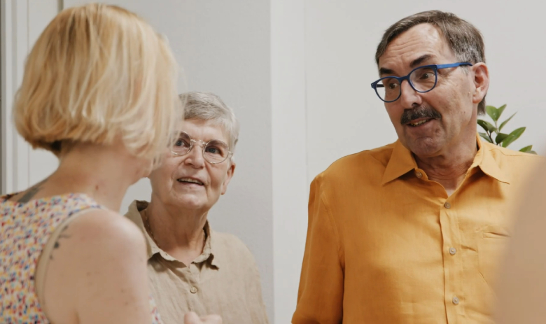 Vidéo quatre histoires Trois personnes en train de discuter