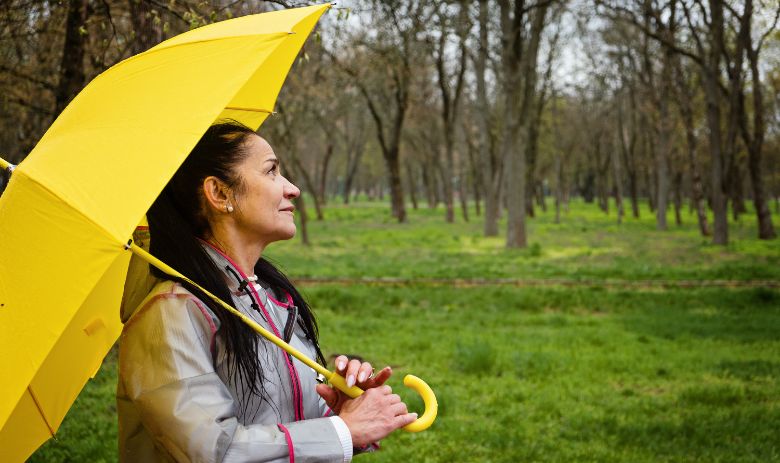 Piliers de la résilience Une femme avec un parapluie jaune